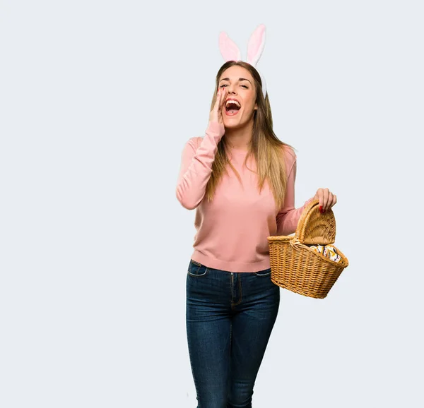 Junge Frau Mit Hasenohren Osterfeiertagen Schreit Mit Weit Geöffnetem Mund — Stockfoto