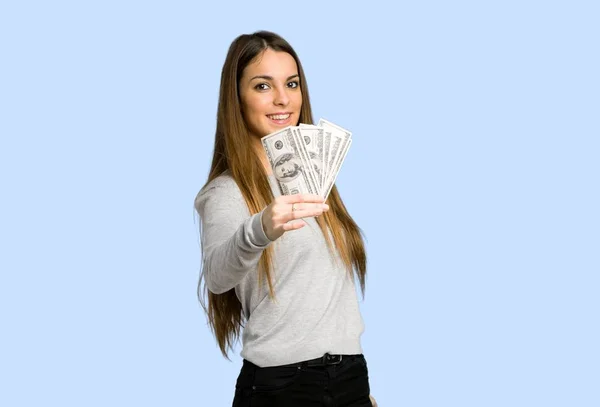 Νεαρό Κορίτσι Παίρνει Πολλά Χρήματα Μπλε Φόντο — Φωτογραφία Αρχείου