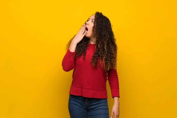 Chica Adolescente Con Suéter Rojo Sobre Pared Amarilla Bostezando Cubriendo —  Fotos de Stock