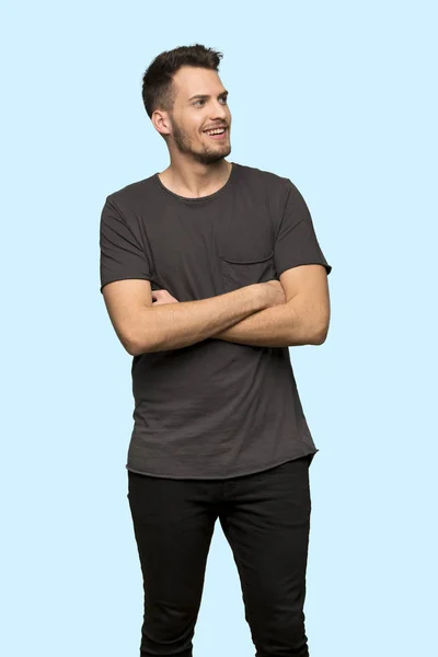 Homem Com Camisa Preta Feliz Sorrindo Sobre Fundo Azul — Fotografia de Stock