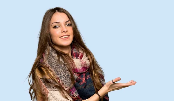 Молодая Хиппи Женщина Представляет Идею Глядя Улыбаясь Сторону Изолированных Синий — стоковое фото