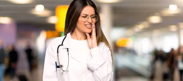 Junge Ärztin Mit Zahnschmerzen Krankenhaus — Stockfoto