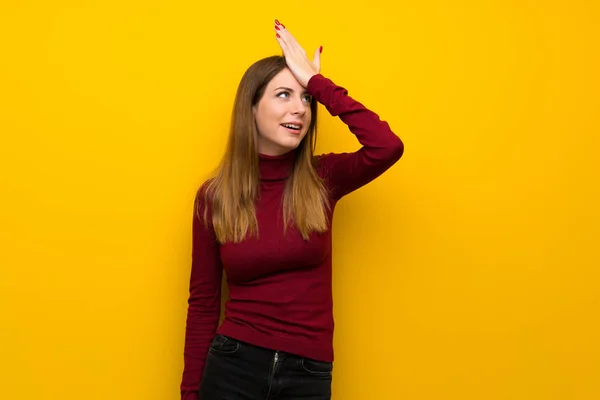 Kvinna Med Polokrage Över Gula Väggen Har Insett Något Och — Stockfoto