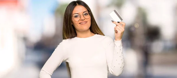 Mujer Bonita Con Gafas Sosteniendo Una Tarjeta Crédito Aire Libre — Foto de Stock