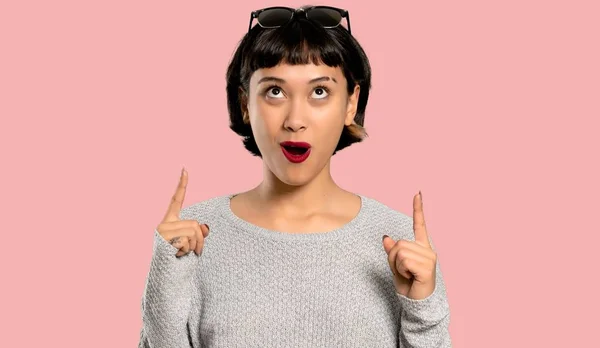 Young Woman Short Hair Pointing Surprised Isolated Pink Background — Stock Photo, Image