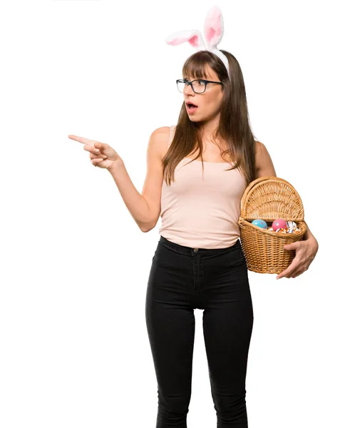 Junge Frau Trägt Osterhasenohren Und Zeigt Mit Dem Finger Zur — Stockfoto
