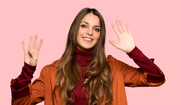 Junge Frau Mit Mantel Der Neun Zählt Mit Fingern Über — Stockfoto