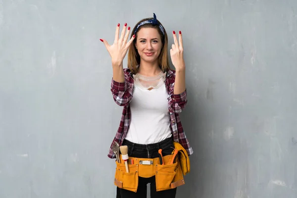 Handwerker Oder Elektrikerin Zählen Sieben Mit Den Fingern — Stockfoto