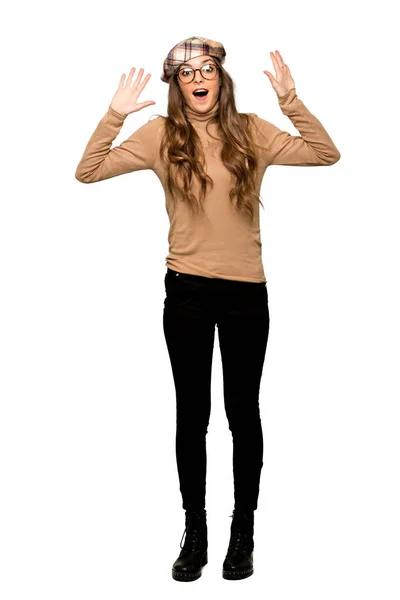 Повнометражний Знімок Молодої Жінки Беретом Несподіваним Шокованим Виразом Обличчя Ізольованому — стокове фото