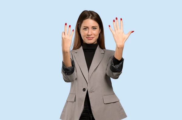 分離の青い背景の上の指で を数えるビジネス女性 — ストック写真