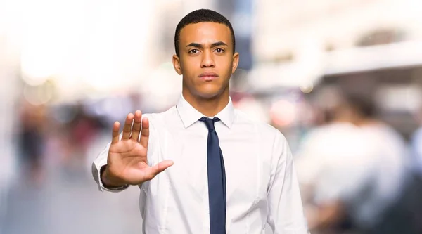 Jovem Empresário Afro Americano Fazendo Gesto Parada Negando Uma Situação — Fotografia de Stock