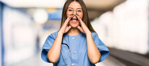 Jovem Enfermeira Gritando Anunciando Algo Hospital — Fotografia de Stock