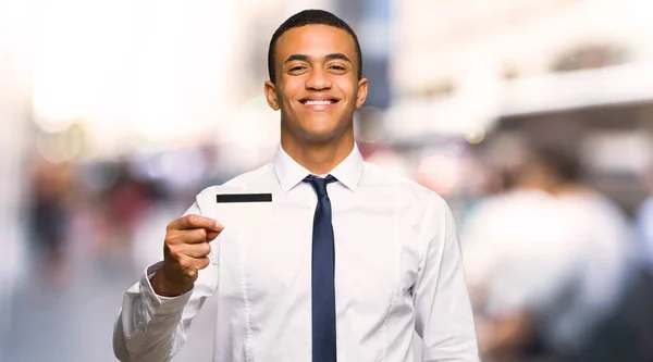 Junger Afroamerikanischer Geschäftsmann Mit Kreditkarte Der Stadt — Stockfoto