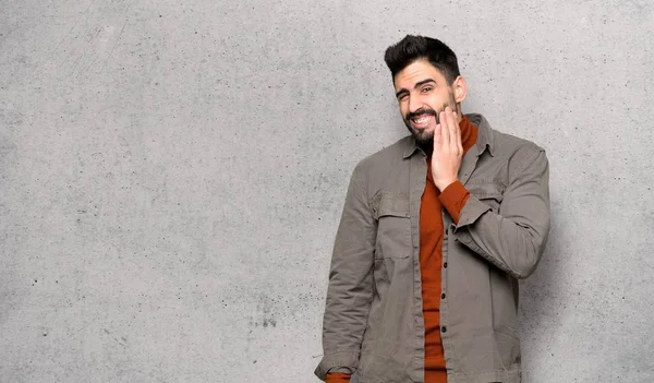 Hombre Guapo Con Barba Con Dolor Muelas Sobre Pared Texturizada — Foto de Stock