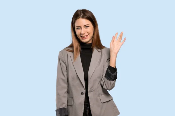 Kobieta Biznesu Pozdrawiając Ręką Wyrażenie Zadowolony Białym Tle Niebieski — Zdjęcie stockowe