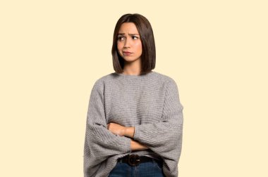 Genç kadın duygu üzgün izole Sarı zemin üzerine