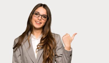 İş kadını tarafına işaret ürün yalıtılmış gri arka plan üzerinde sunmak için