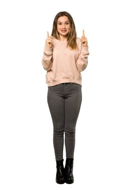 Pembe kazak işaret parmağı ile harika bir fikir izole beyaz arka plan üzerinde işaret eden bir genç kızla tam uzunlukta bir kadeh