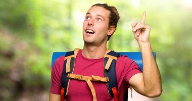 Dağın içinde parmak kaldırma süre çözüm isteyen dağ backpacker adamla uzun yürüyüşe çıkan kimse anlar