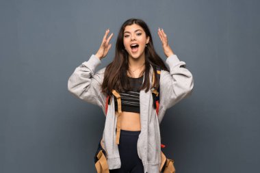 Genç Gezgin kız wall sürpriz ve şok yüz ifadesi ile