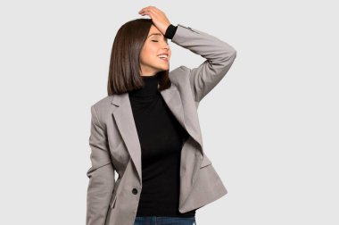 Genç iş kadını bir şey ve çözüm izole gri arka plan üzerinde niyetinde gerçekleştirmiştir