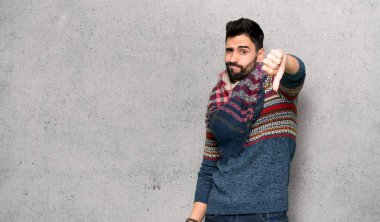 Hippi adam dokulu duvar'ın üstüne başparmak aşağı negatif ifade işaretiyle gösterilen