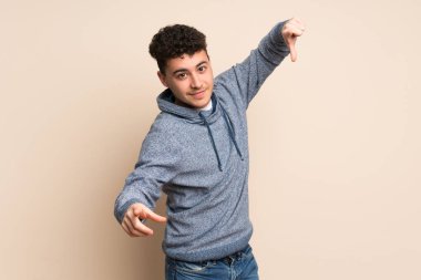 Süre gülümseyen genç adam izole duvarın üzerinden parmak seni işaret