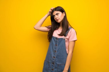 Genç kız sarı duvarın kafa çizilmemesi süre şüpheleri üzerinden