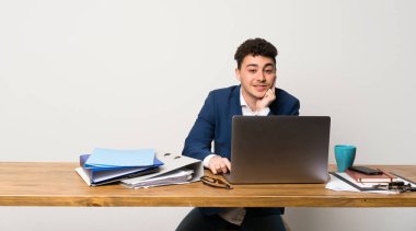 İş adamı ararken bir fikir düşünce bir ofiste