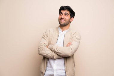 Delikanlı iken gülümseyen ararken izole duvarın üzerinden