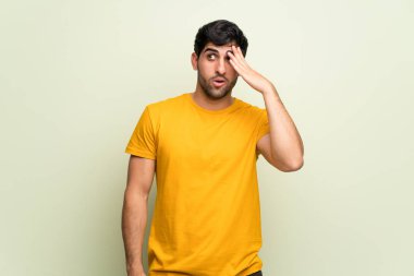 Genç adam pembe duvarın üzerinden bir şeyin farkına vardım ve çözüm isteyen vardır