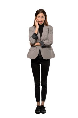 Bir iş kadını şaşırttı ve hemen izole beyaz arka plan üzerinde bakarken şok tam uzunlukta bir kadeh