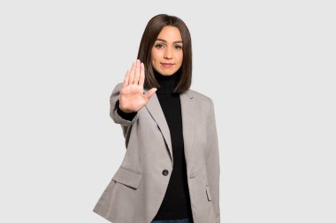 Genç iş kadını izole gri arka plan üzerinde yanlış düşünüyor bir durum inkar durdurmak jest yapma