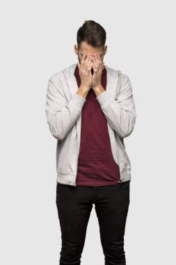 Adam yorgun ve hasta ifade gri arka plan üzerinde ile kazak ile