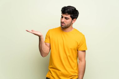 Pembe duvar boşaltmak hayali tutarken ciddi genç adam