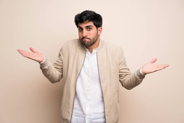 Yalıtılmış duvar eller yükselterek süre şüpheleri üzerinde genç adam