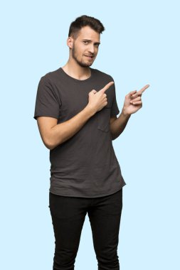 Adam korkmuş ve mavi arka plan üzerinde tarafına işaret siyah gömlek ile