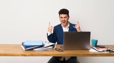 Rock jest yapma bir ofiste iş adamı