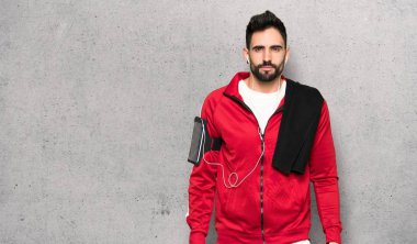 Yakışıklı sportman portre dokulu duvar üzerinde