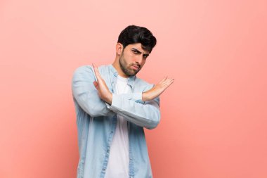 Pembe duvar yok jest yapma genç adam