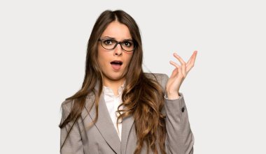 İş kadını şaşırttı ve şu inceliyorlar gri arka plan izole süre şok