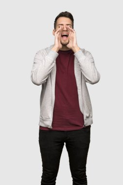 Bağırarak ve gri arka plan üzerinde bir şey ilan kazak adamla