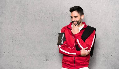 Yakışıklı sportman tarafına el ile çeneme dokulu duvar'ın üstüne arıyorsunuz