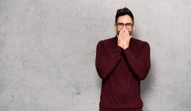 Gözlüklü çok dokulu duvar'ın üstüne gülümseyen yakışıklı adam