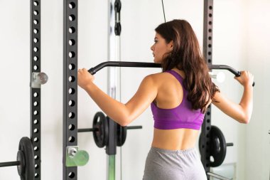 Genç kadın bir spor salonunda spor