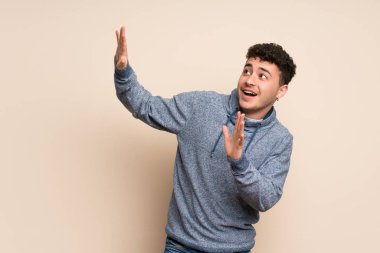 Gergin ve korkmuş izole duvarın üzerinden genç adam