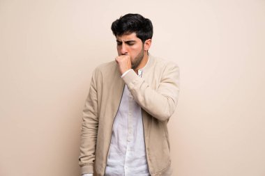 Genç adam izole duvarın üzerinden öksürük ile acı ve kötü hissediyor