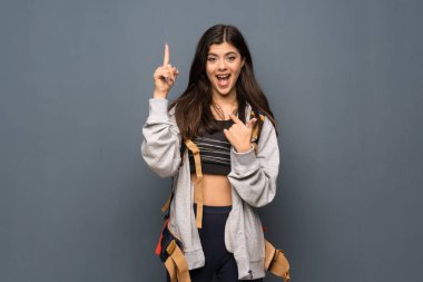 Genç Gezgin kız wall sürpriz yüz ifadesi ile