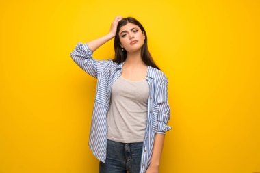 Genç kız hayal kırıklığı ve anlayış değil bir ifade ile sarı duvarın üzerinden