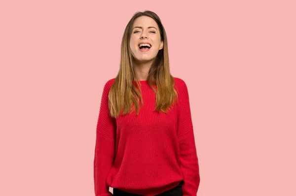 Młoda Kobieta Czerwony Sweter Krzycząc Przodu Otwartymi Ustami Białym Tle — Zdjęcie stockowe